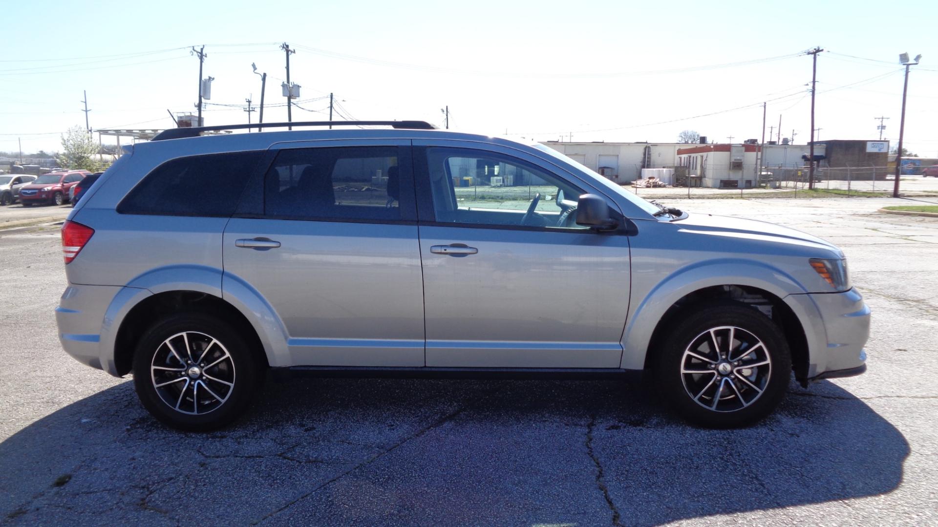 2018 SILVER /Black Dodge Journey SE (3C4PDCAB7JT) with an 2.4L L4 DOHC 16V engine, Automatic transmission, located at 2812 White Horse Road, Greenville, SC, 29611, (864) 269-1711, 34.808655, -82.434776 - 2.4 LITER 4 CYLINDER ENGINE,17 INCH ALLOY WHEELS,ANTI LOCK BRAKES,ANTI THEFT SYSTEM,2 ZONE A/C CLIMATE CONTROL,TILT/REACH STEERING,DUAL AIRBAGS,FRONT/SIDE REAR AIRBAGS,BODY COLOR BUMPERS AND DOOR HANDLES,CRUISE CONTROL,AUTOMATIC HEADLIGHTS,USB/AUX OUTLET,VANITY MIRRORS,TRACTION CONTROL,POWER MIRRORS - Photo#2